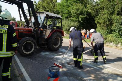 Traktor stuerzt beim Abbiegevorgang um in Kirchheim/Neckar